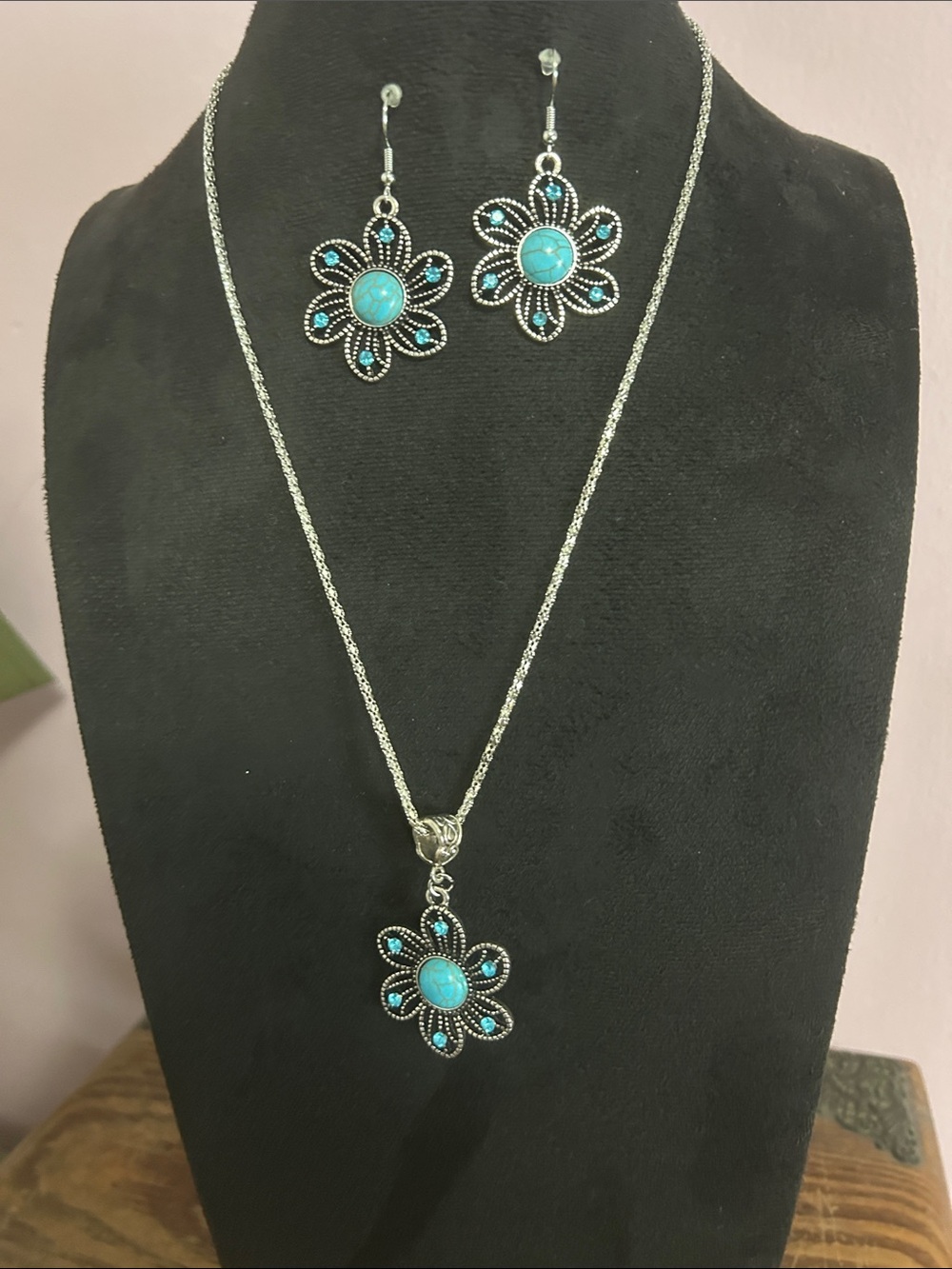 Turquoise Tone Flower Pendant Necklace & Earrings Set